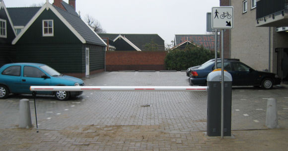 Slagboom op bedrijfsterrein