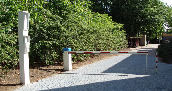 Twee  slagbomen in Soesterberg